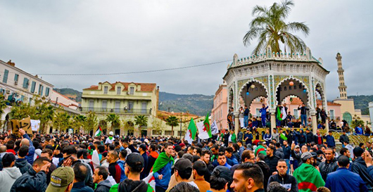 Die StudentInnen Algeriens lösen den Knoten der Geschichte