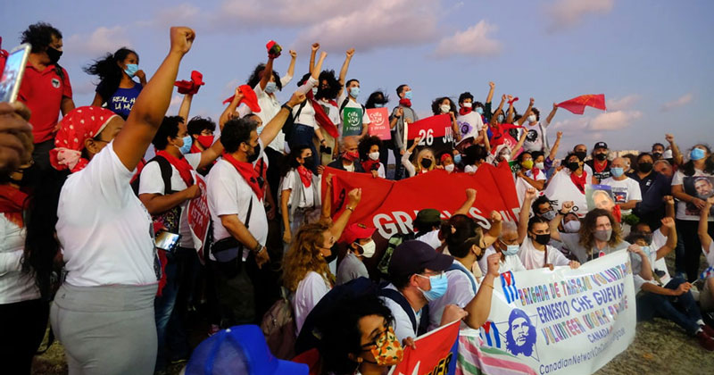 Kuba: Rote Halstücher verteidigen die Revolution
