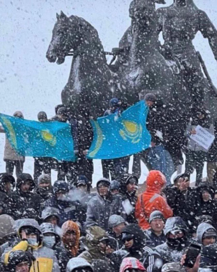 kasachstan 2022 protesters flag Image Twitter