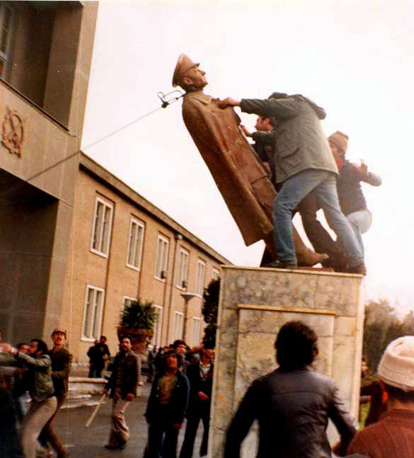 Iranische Revolution Statue Schah Bild public domain